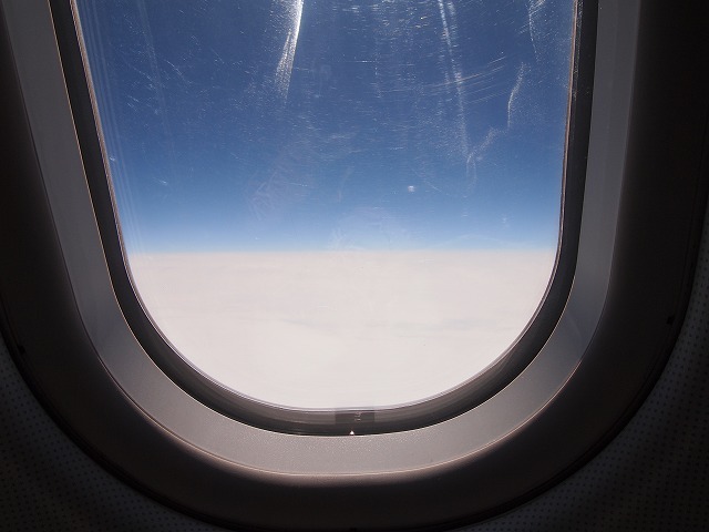 明るい空の上