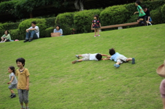 手をつないで芝生をごろごろ