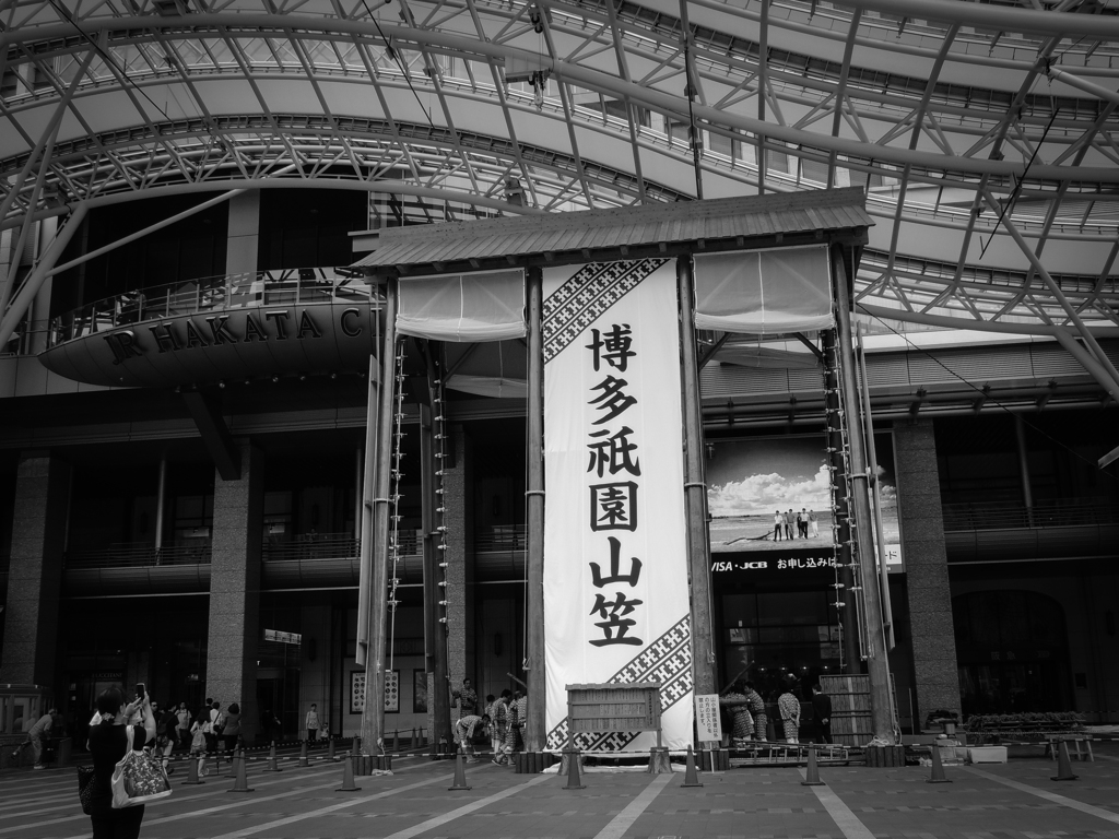 博多駅前　山笠の準備