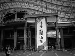 博多駅前　山笠の準備