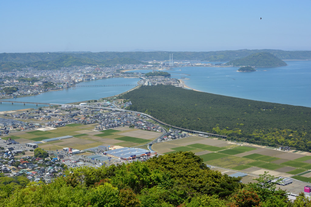 鏡山から唐津城を望む