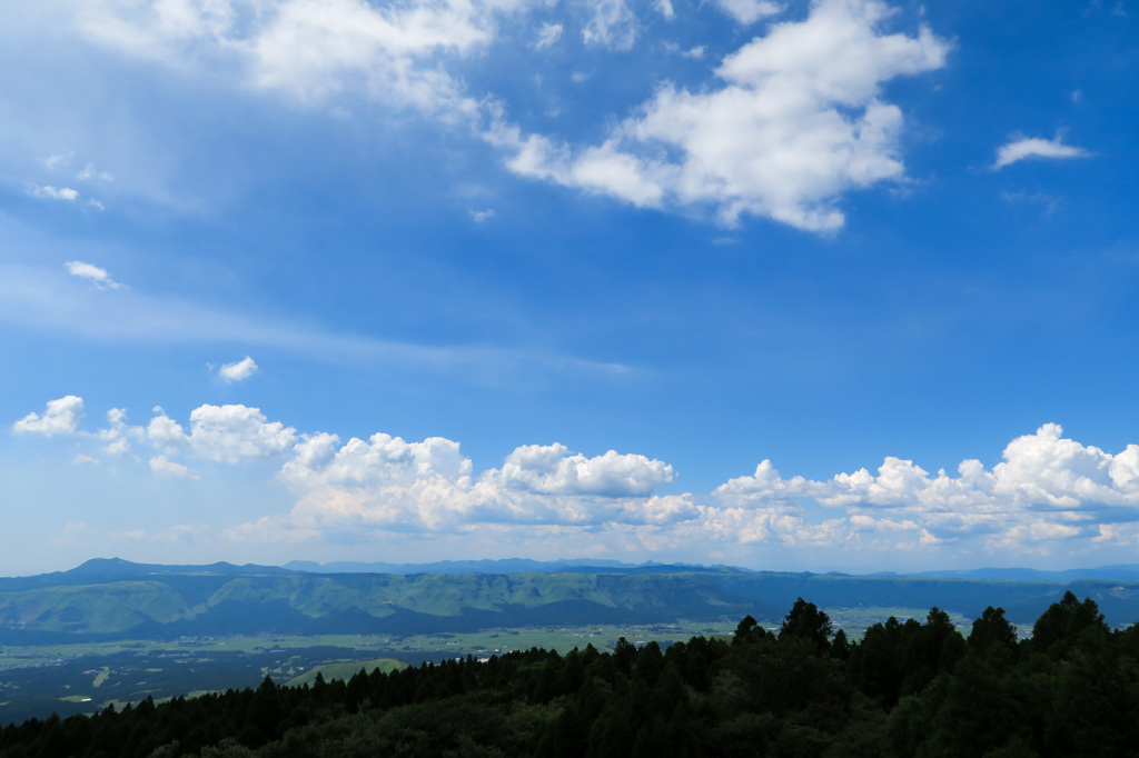 外輪山上空に広がる夏の雲