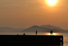 夕陽と恋人と釣人