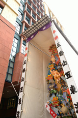 飾り山笠とビル