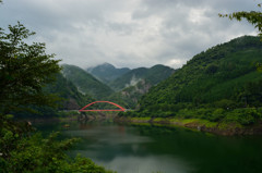 赤い橋のある湖の風景