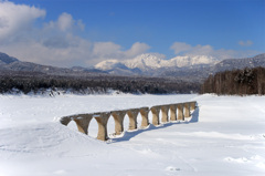 冬のタウシュベツ川橋梁とニベソツ山