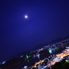 月明かりに照らされて