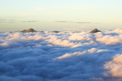 雲海に浮かぶ立山と劔岳