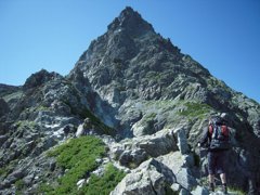 東鎌尾根から槍ヶ岳を見上げる