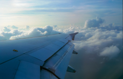 八丈島上空、雲の上。