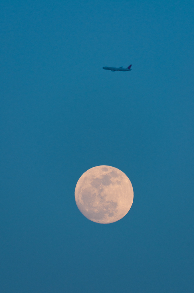 スーパームーンと航空機