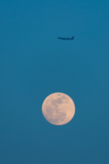 スーパームーンと航空機