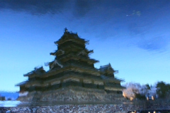 鏡の世界の松本城