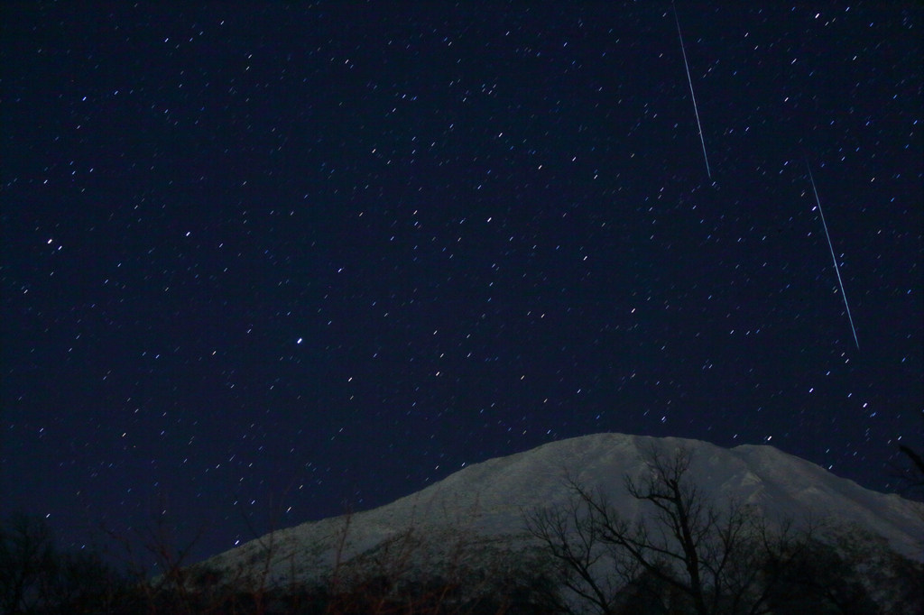 冠雪の大山　双子のふたご座流星群　降り注ぐ