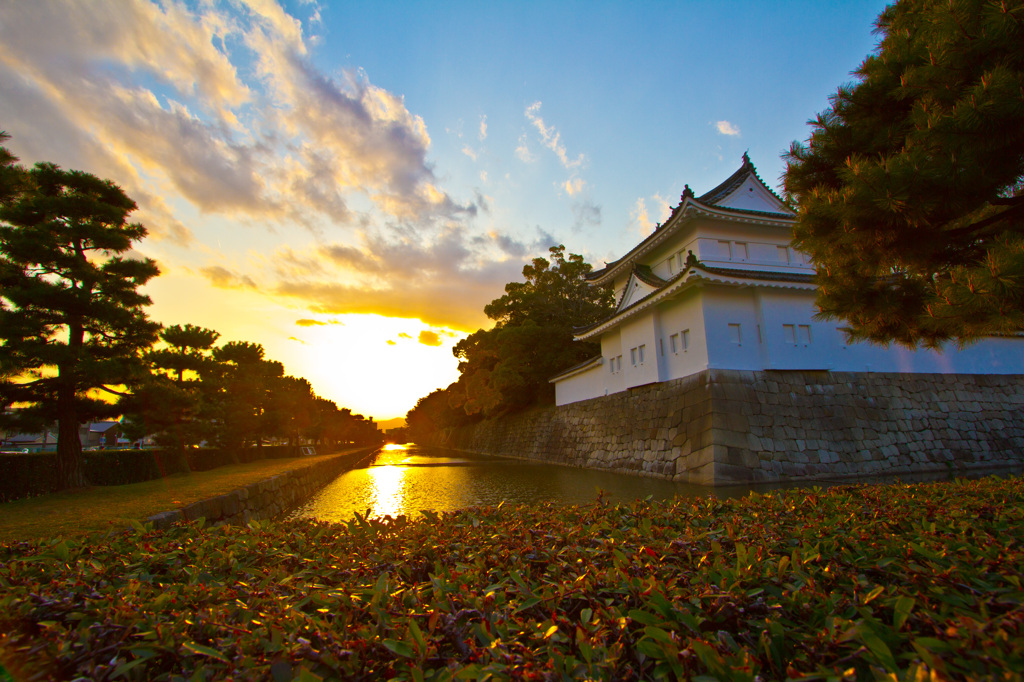 二条城　夕日をバックに