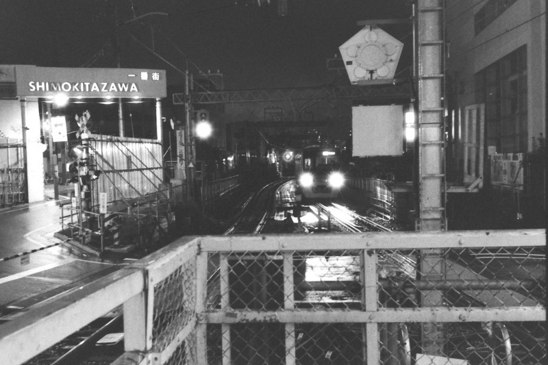 下北沢駅から上り方面を望む