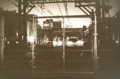 調布 踏切の遮断棒は取り払われてフェンスが立っている