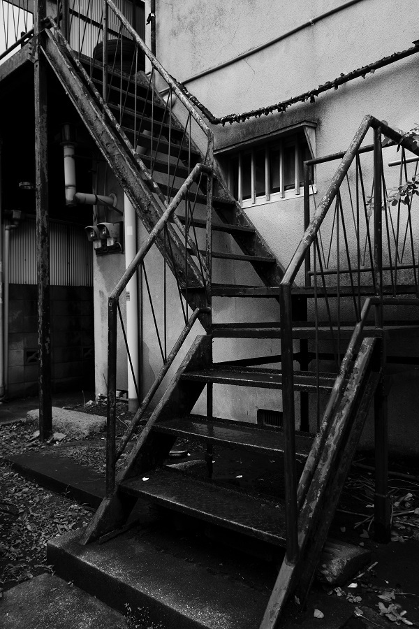 雨上がりのアパート
