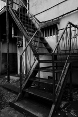 雨上がりのアパート
