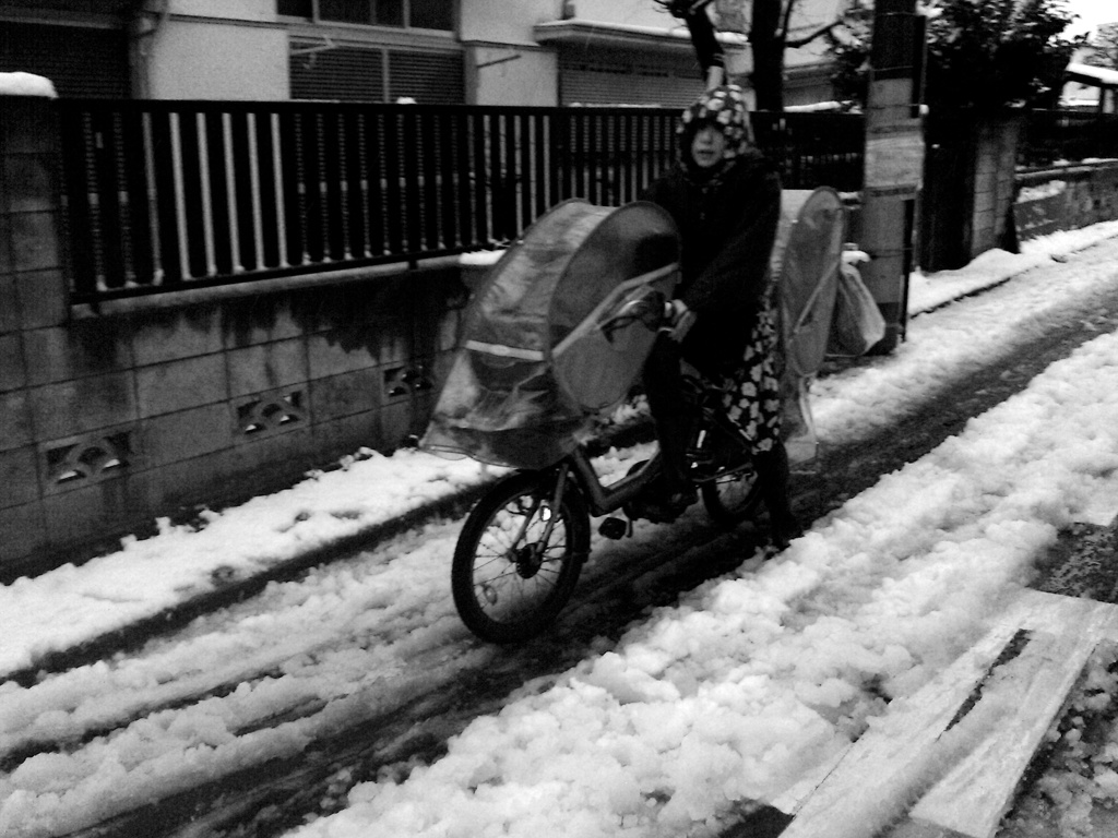 それでもママは仕事場へ向かう