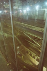 調布 レールの下から光が漏れている