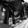 旧い牛舎とバス停