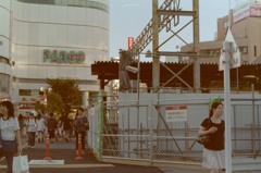調布 プラットホームを切断して歩道を通している