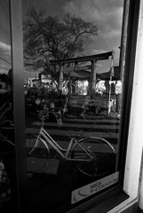 神社向カイノ自転車店ハ本日定休ナリ