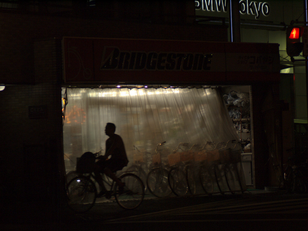 驟雨に備える街道沿いの自転車屋