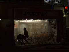 驟雨に備える街道沿いの自転車屋