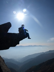 太陽と山の間