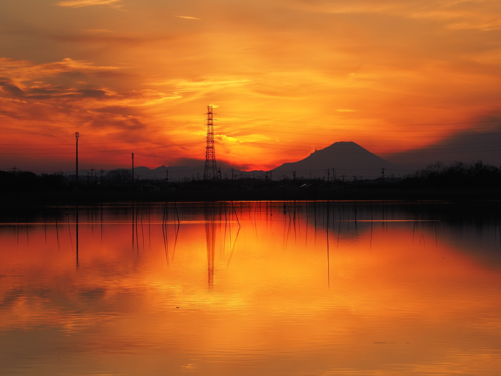 富士山シルエットと夕焼けリフレクション