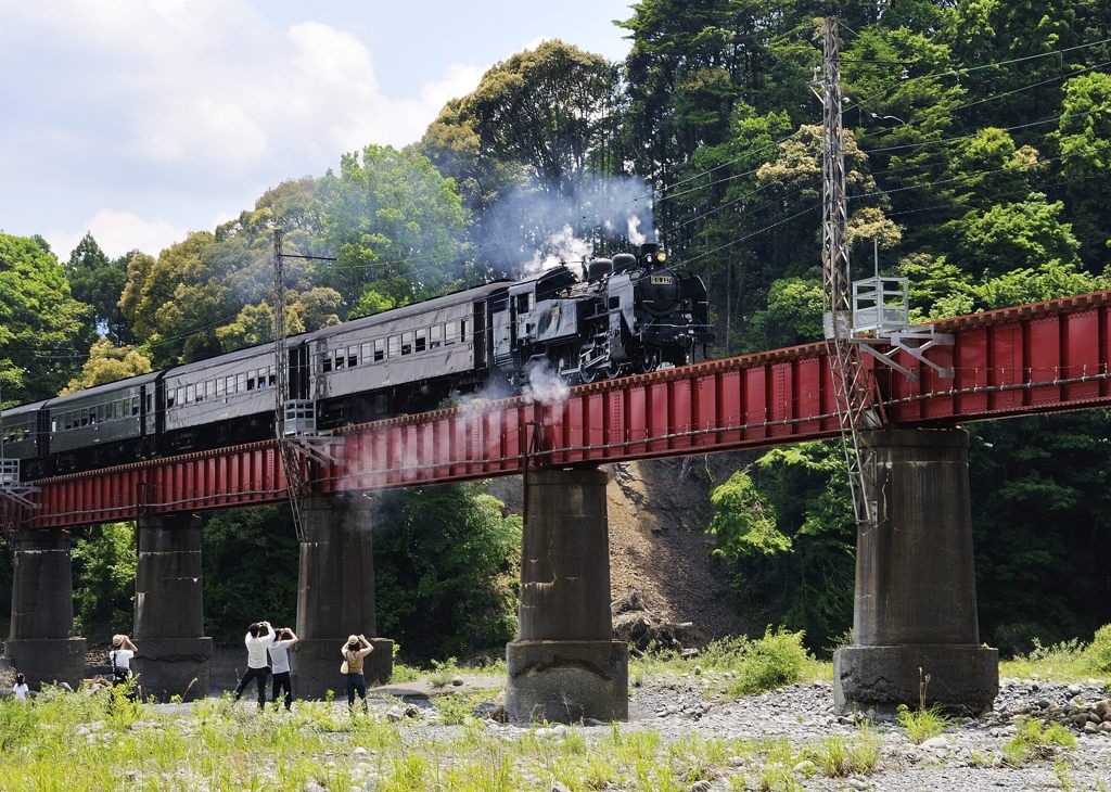 陸橋を渡るSL大井川鉄道