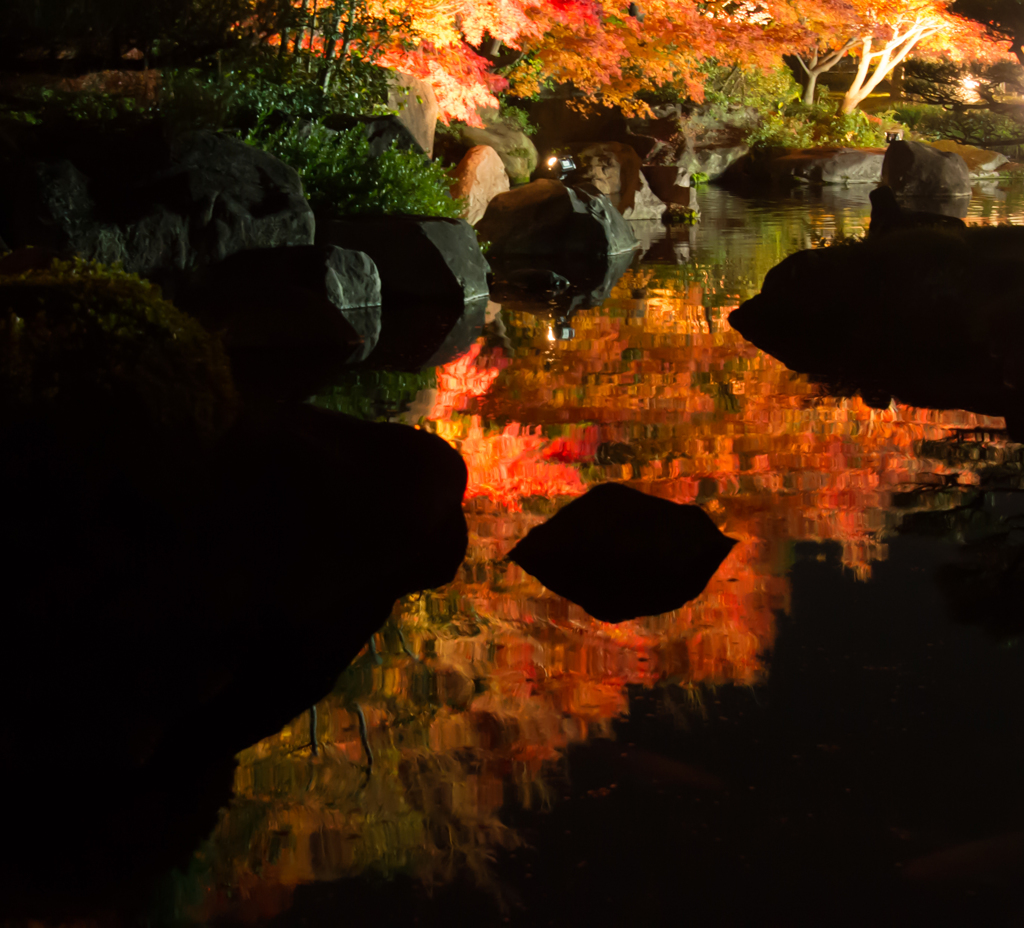 黒い唇とサングラスをした赤い顔