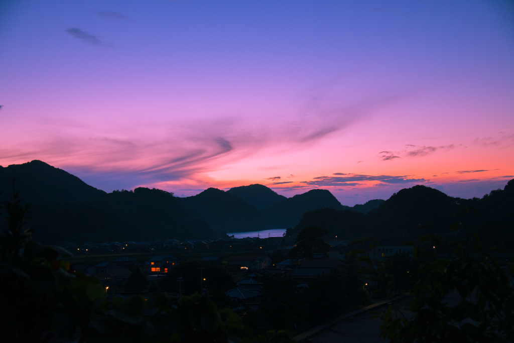 佐津集落と夕焼け