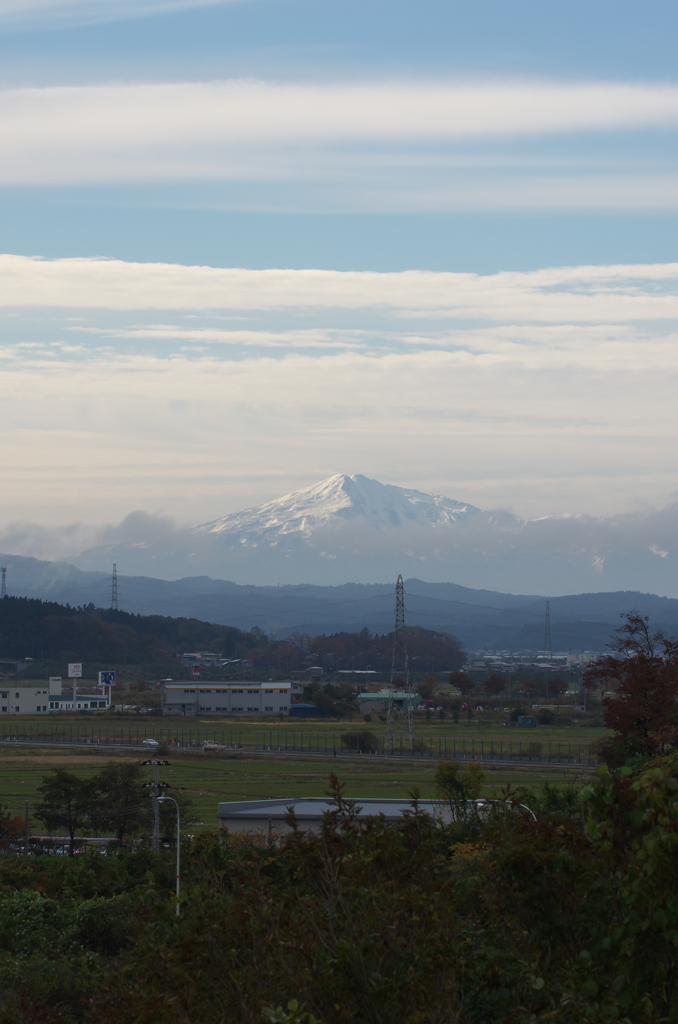 雪化粧の鳥海山（秋田県側より）・・・・11月5日