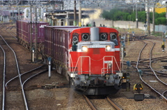 土崎駅（秋田県）を出る貨物ジーゼル