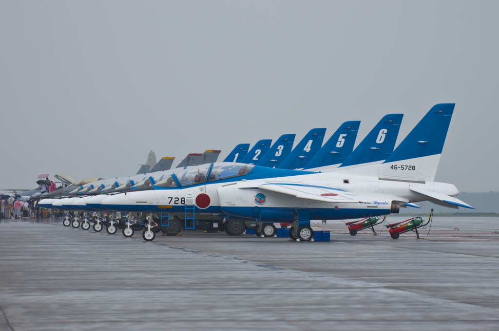 雨のブルーインパルス