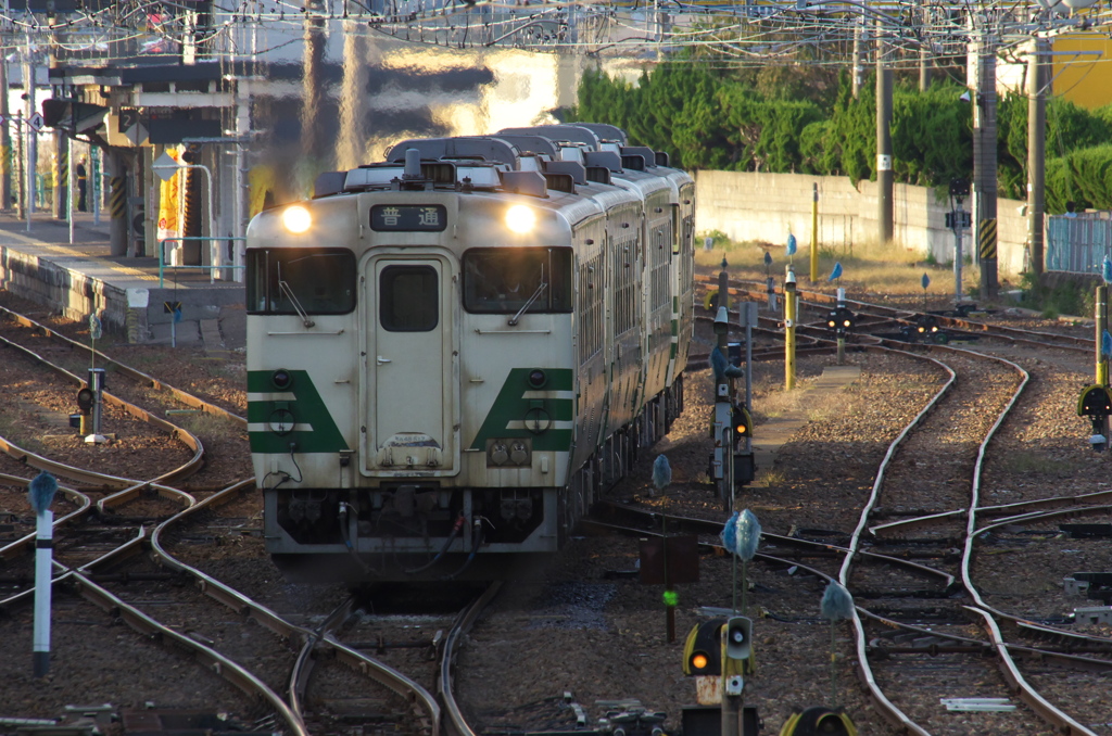 土崎駅（秋田市）を出る男鹿線・・・・・