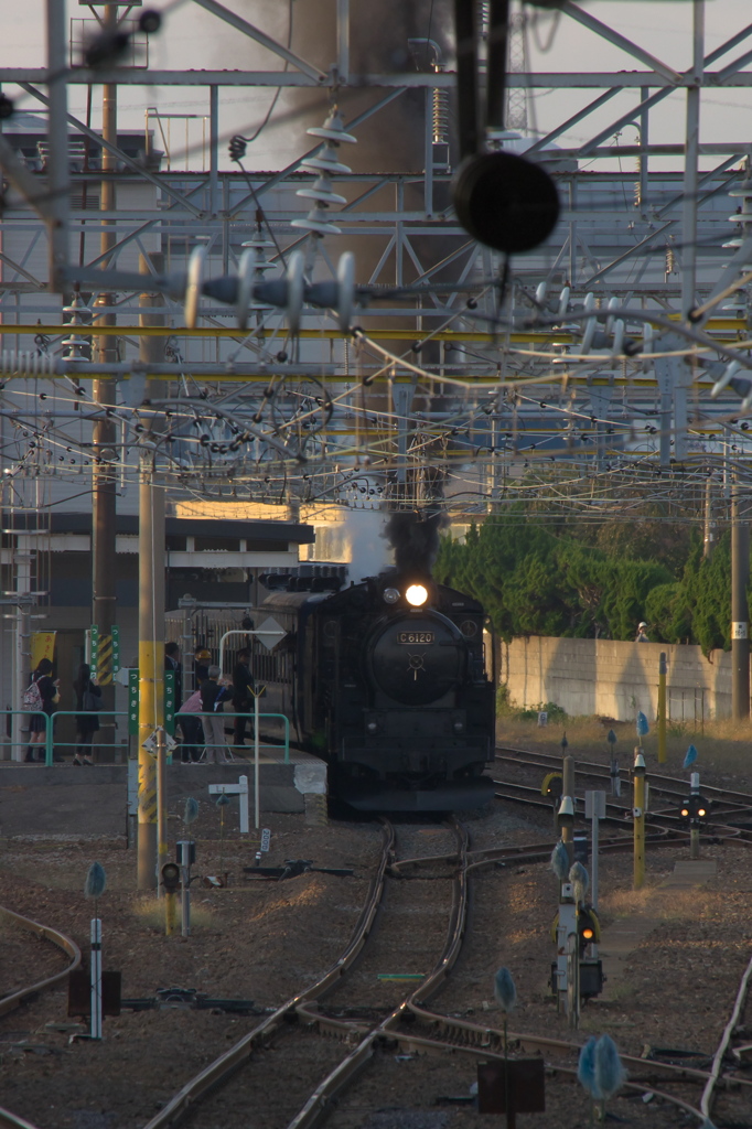 土崎駅を出るC-61
