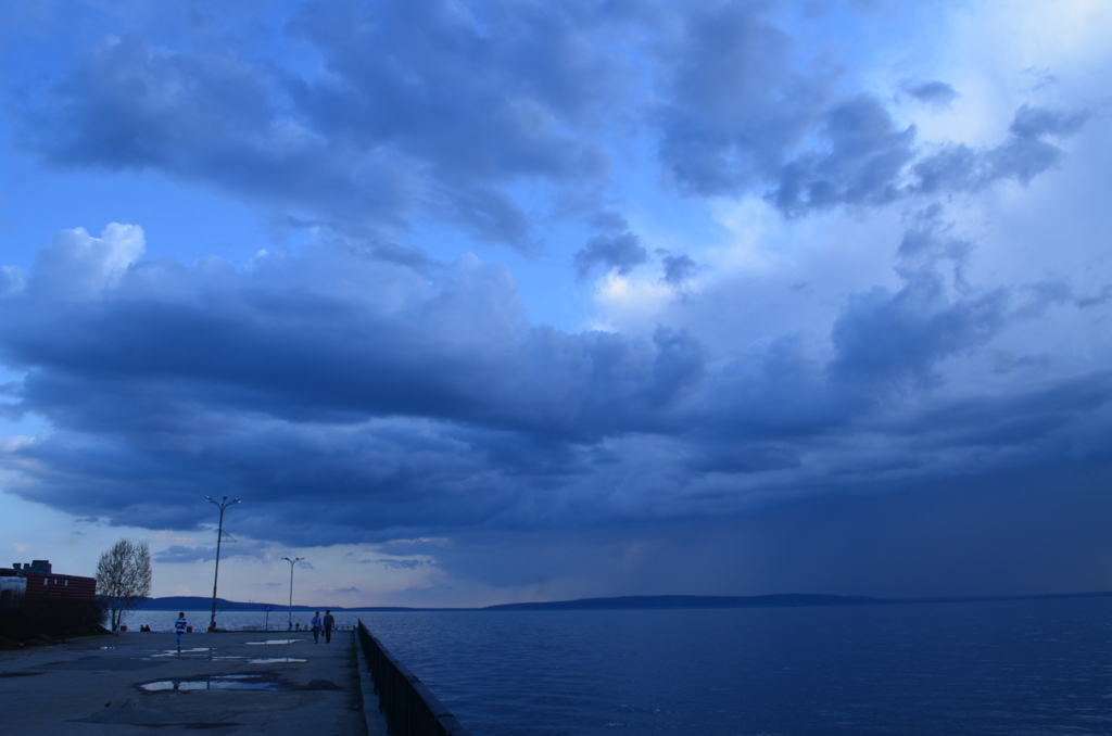 蒼天の雲と大河