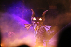 迫り来るドラゴン