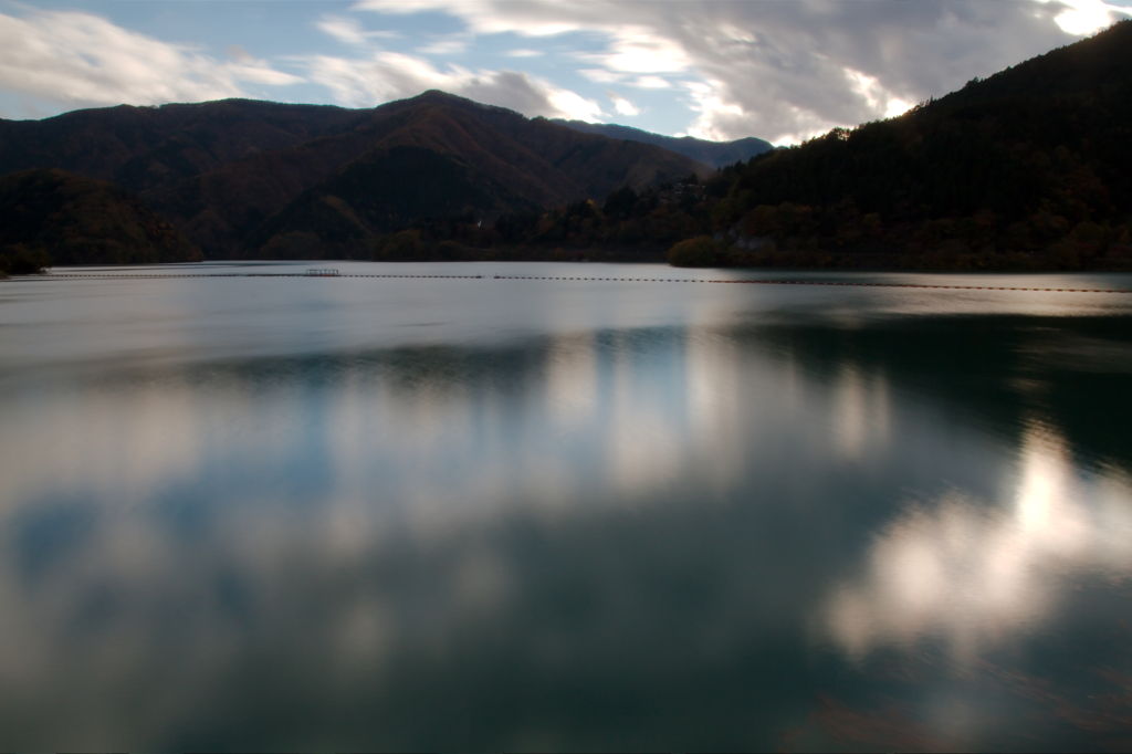 漂う湖面の空