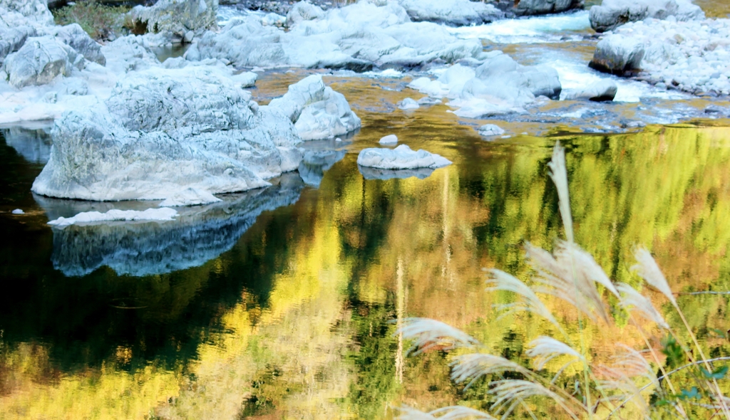 飛騨川の流域に浮かぶ紅葉・黄葉