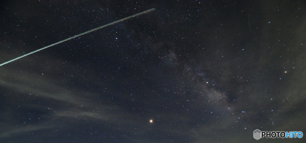 右上の一筋はペルセウス座流星群？