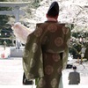 神主と桜