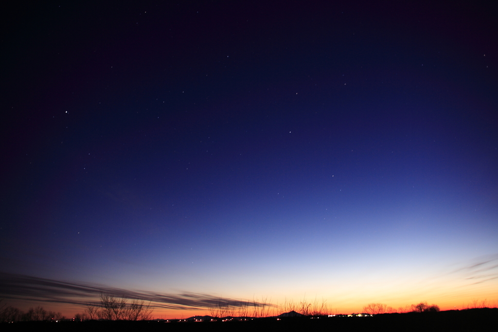 朝日に消えゆく星空