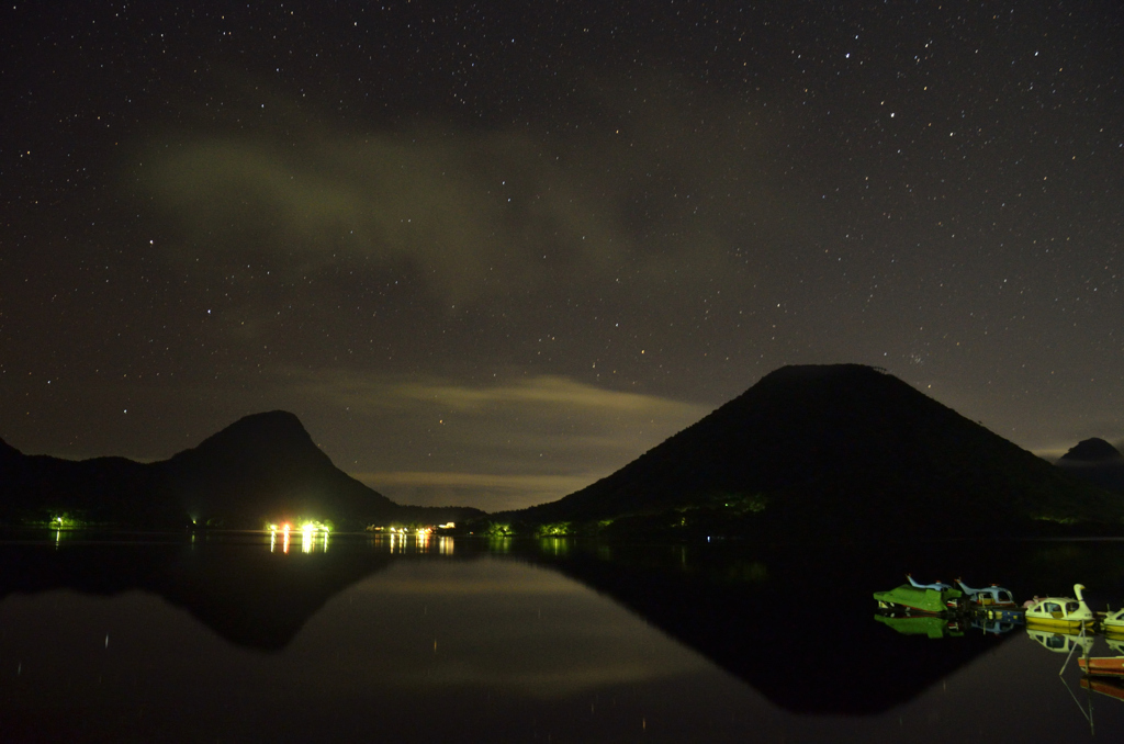 静かな湖畔の夜