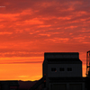 夕陽に照らされる工場