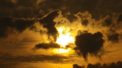 雲と朝日。